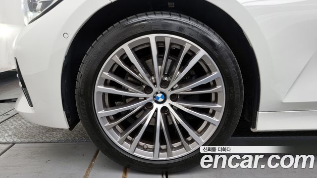 BMW 3-Series 320i Luxury