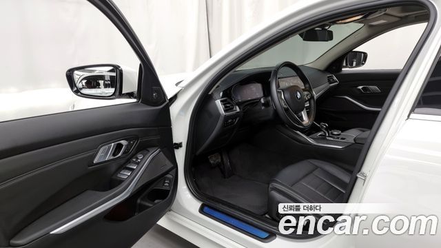 BMW 3-Series 320i Luxury
