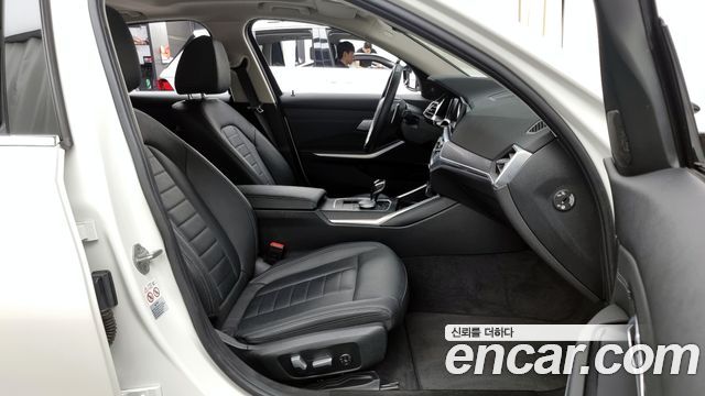 BMW 3-Series 320i Luxury