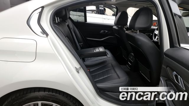 BMW 3-Series 320i Luxury