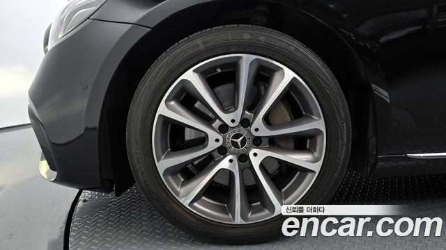 Mercedes-Benz E-Class E300 4MATIC Avnatgarde