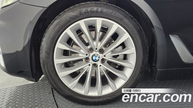BMW 5-Series 520i Luxury