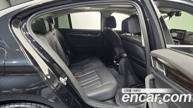BMW 5-Series 520i Luxury