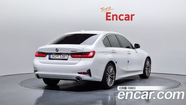 BMW 3-Series 320i Luxury