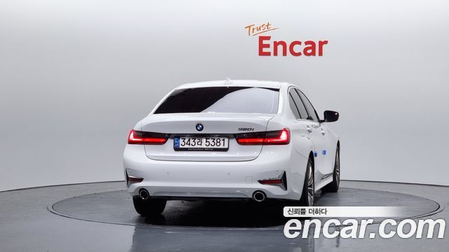 BMW 3-Series 320i Luxury