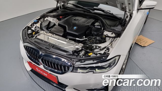 BMW 3-Series 320i Luxury
