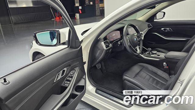 BMW 3-Series 320i Luxury
