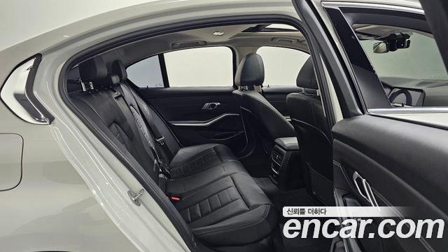 BMW 3-Series 320i Luxury