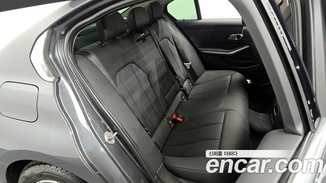 BMW 3-Series 320i