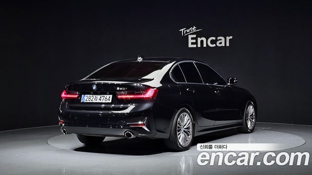 BMW 3-Series 320i Luxury