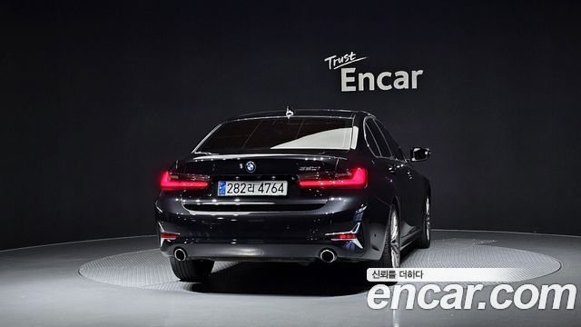 BMW 3-Series 320i Luxury
