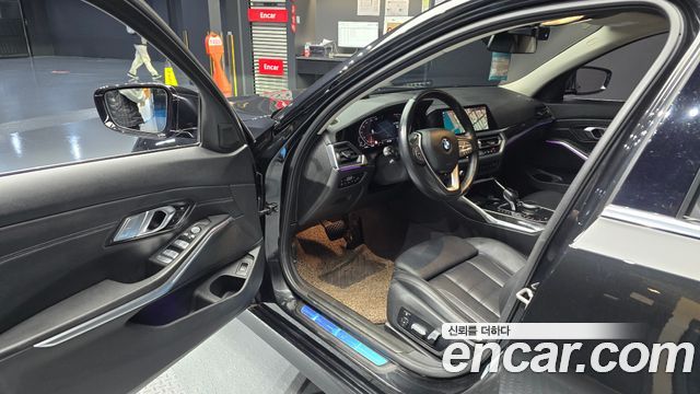 BMW 3-Series 320i Luxury