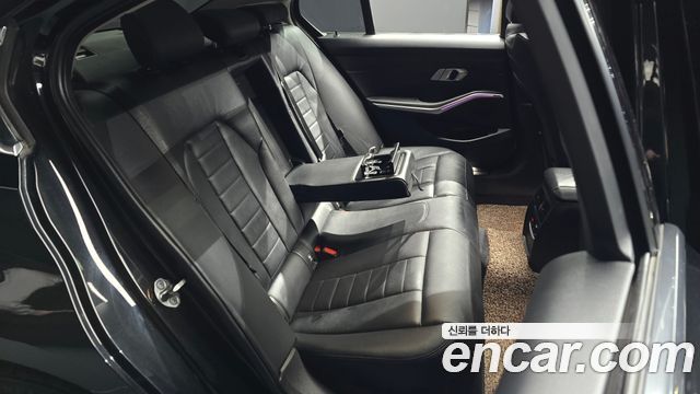 BMW 3-Series 320i Luxury