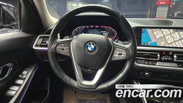 BMW 3-Series 320i Luxury