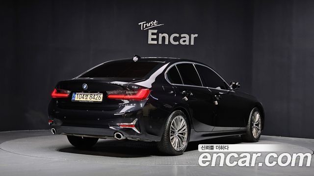 BMW 3-Series 320i Luxury