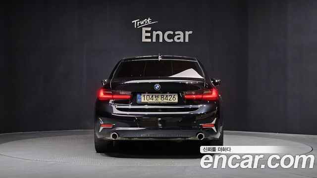 BMW 3-Series 320i Luxury