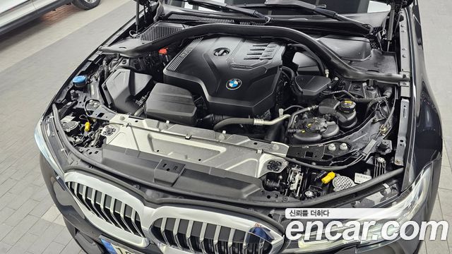 BMW 3-Series 320i Luxury