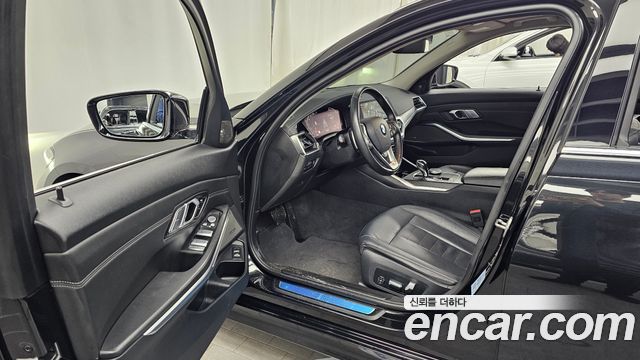 BMW 3-Series 320i Luxury