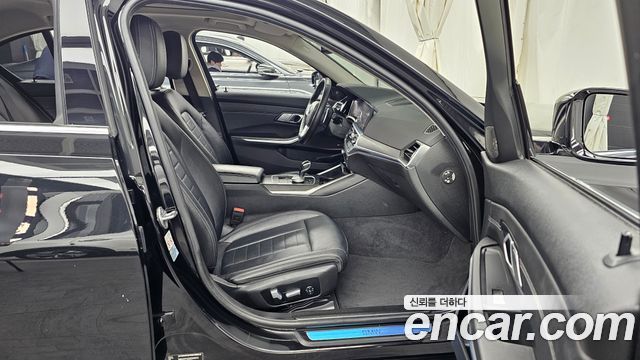 BMW 3-Series 320i Luxury