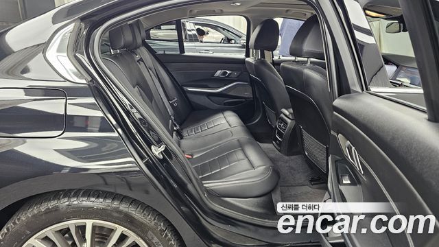 BMW 3-Series 320i Luxury