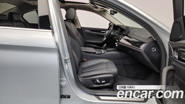 BMW 5-Series 520i Luxury