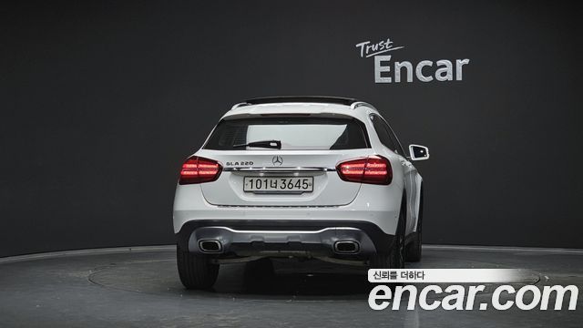 Mercedes-Benz GLA-Class GLA220 Premium