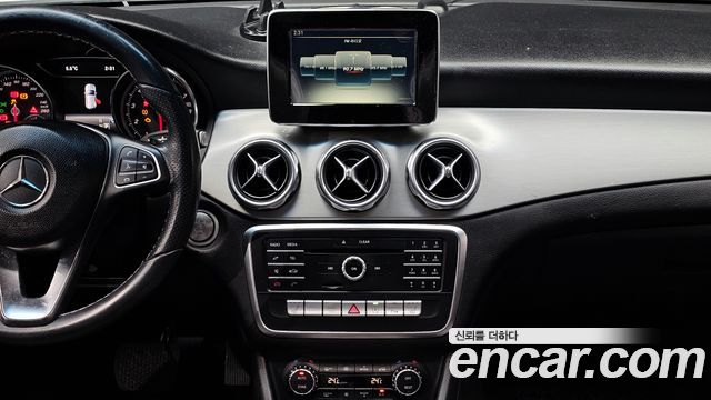 Mercedes-Benz GLA-Class GLA220 Premium