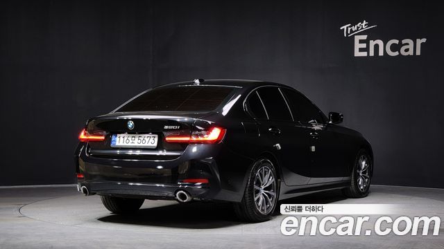 BMW 3-Series 320i