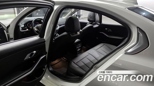 BMW 3-Series 320i