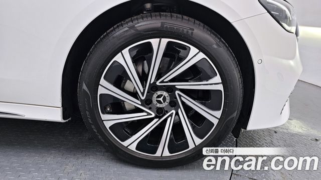 Mercedes-Benz E-Class E300 4MATIC Exclusive