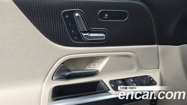 Mercedes-Benz GLB-Class GLB220