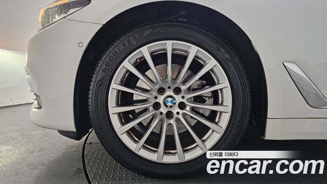 BMW 5-Series 520i Luxury