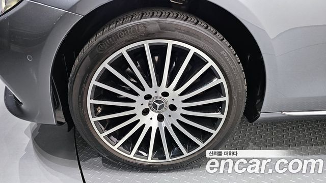 Mercedes-Benz E-Class E300 4MATIC Exclusive