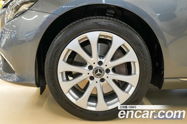 Mercedes-Benz E-Class E300 4MATIC Exclusive