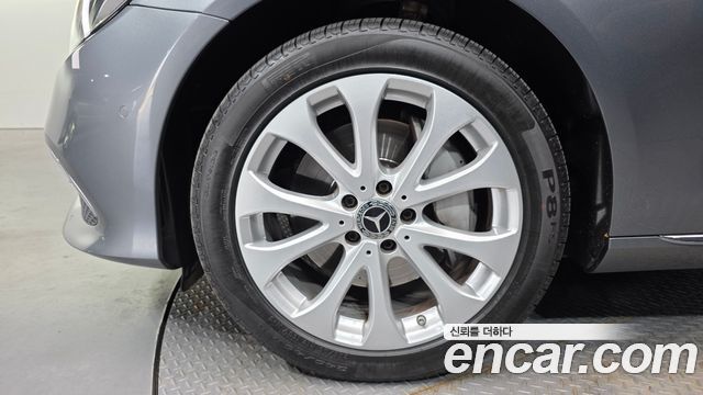 Mercedes-Benz E-Class E300 4MATIC Exclusive