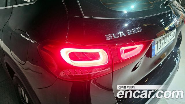 Mercedes-Benz GLA-Class GLA220