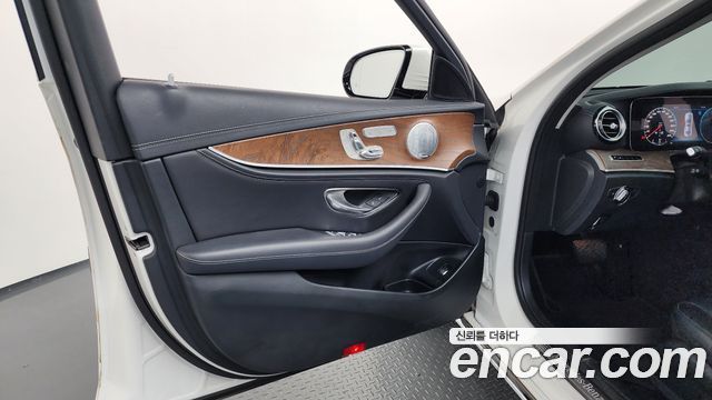 Mercedes-Benz E-Class E300 4MATIC Exclusive