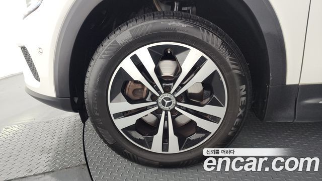 Mercedes-Benz GLB-Class GLB220
