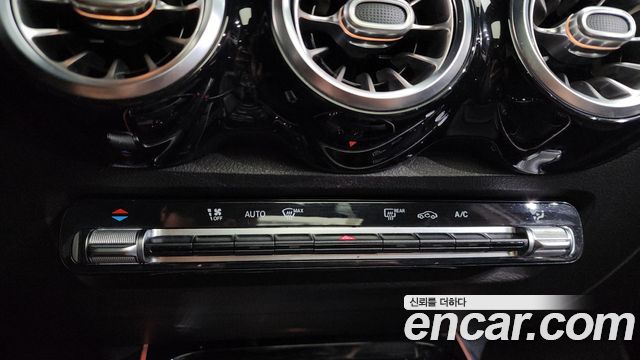 Mercedes-Benz GLB-Class GLB220