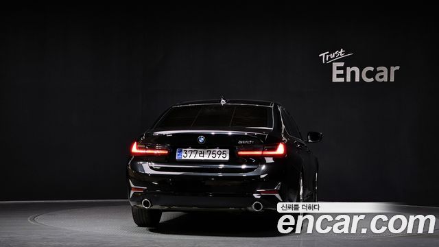 BMW 3-Series 320i Luxury