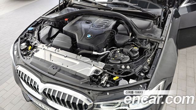 BMW 3-Series 320i Luxury