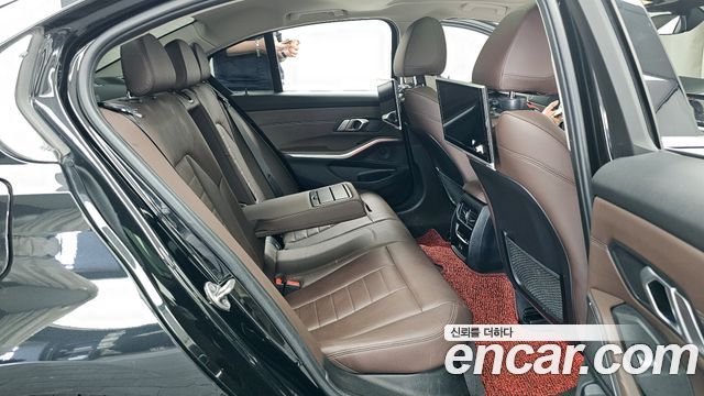 BMW 3-Series 320i Luxury