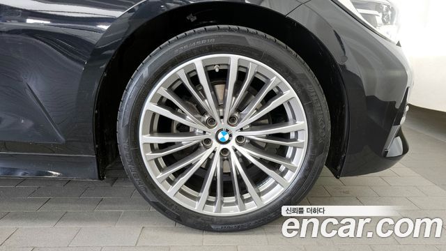 BMW 3-Series 320i Luxury
