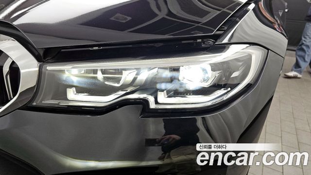 BMW 3-Series 320i Luxury