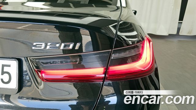 BMW 3-Series 320i Luxury