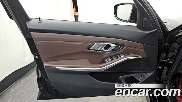 BMW 3-Series 320i Luxury