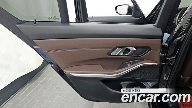 BMW 3-Series 320i Luxury