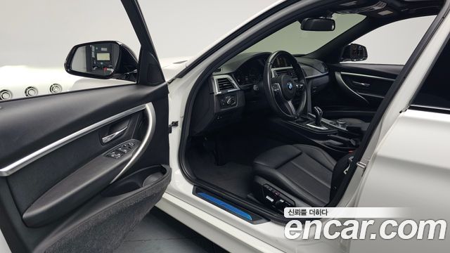 BMW 3-Series 320i M Sport Shadow