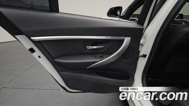 BMW 3-Series 320i M Sport Shadow