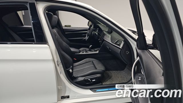 BMW 3-Series 320i M Sport Shadow